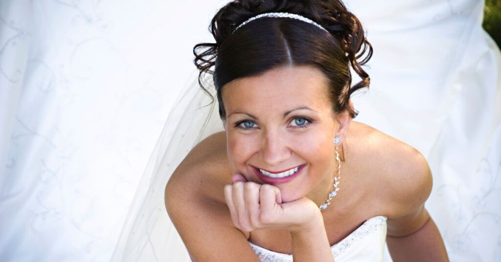 bride smiles on her wedding day after using the fastest way to straighten teeth before wedding